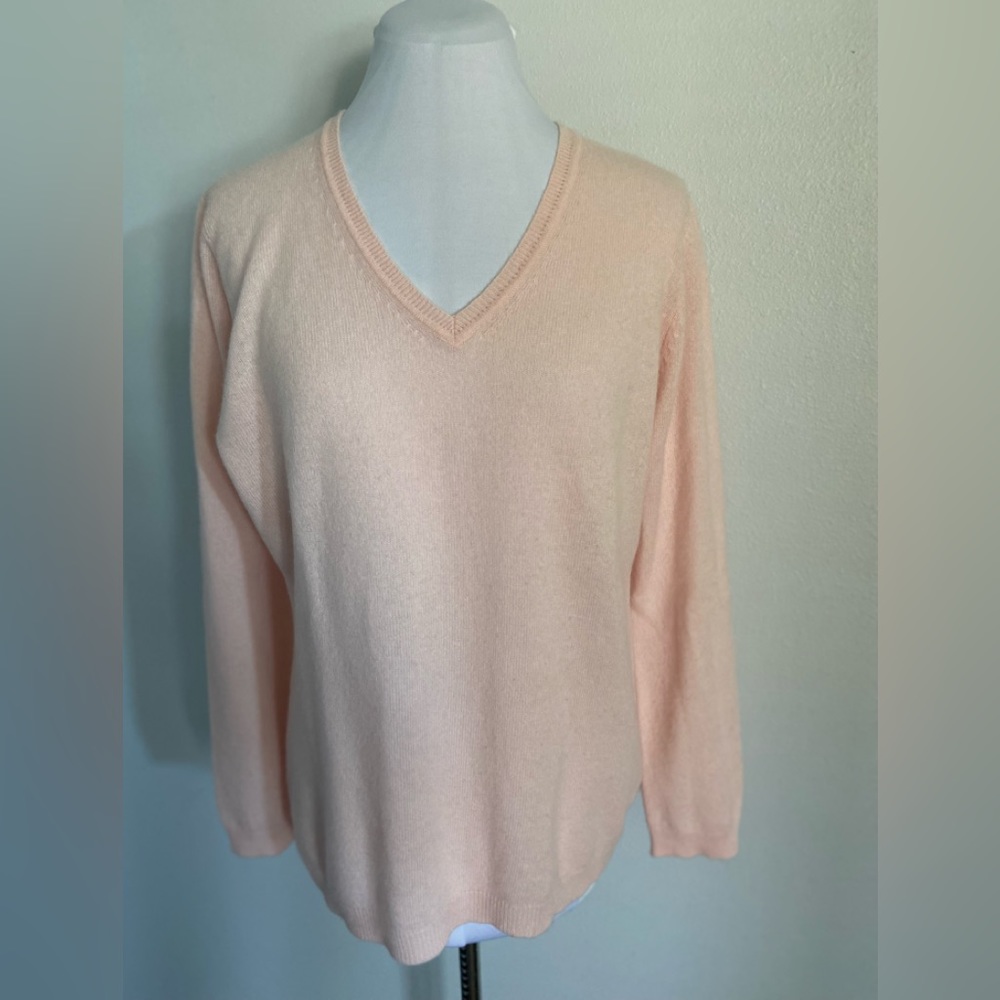 CASHMERE SWEATER IN GOOD USED CONDITION.